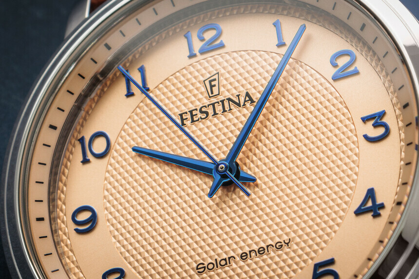 Festina u Solar Energy zvolila solární kroužek, který je vidět mezi číselníkem a sklíčkem.