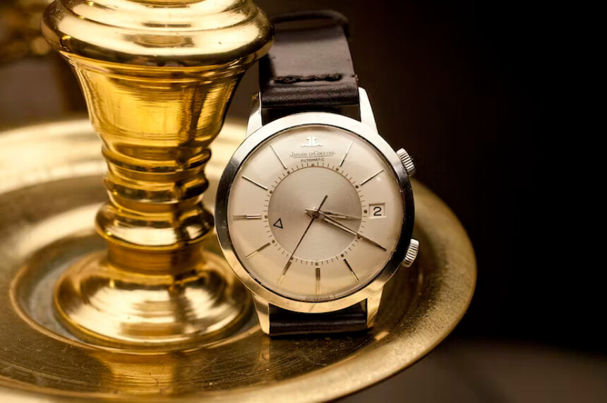 Hodinky  Jaeger-LeCoultre Memovox, Cal.825. Zdroj: www.hodinkee.com